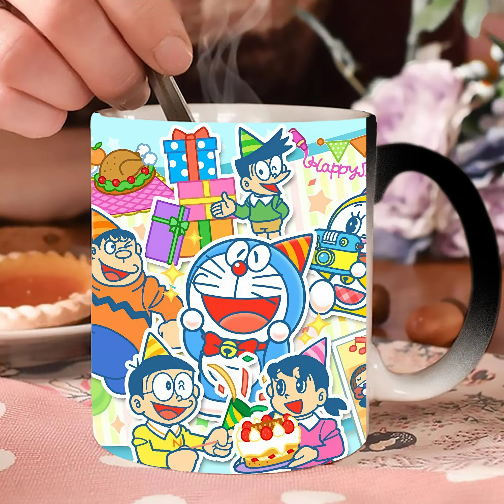 ドラえもん 全キャラクター バースデーモチーフで賑やか オリジナルデザイン