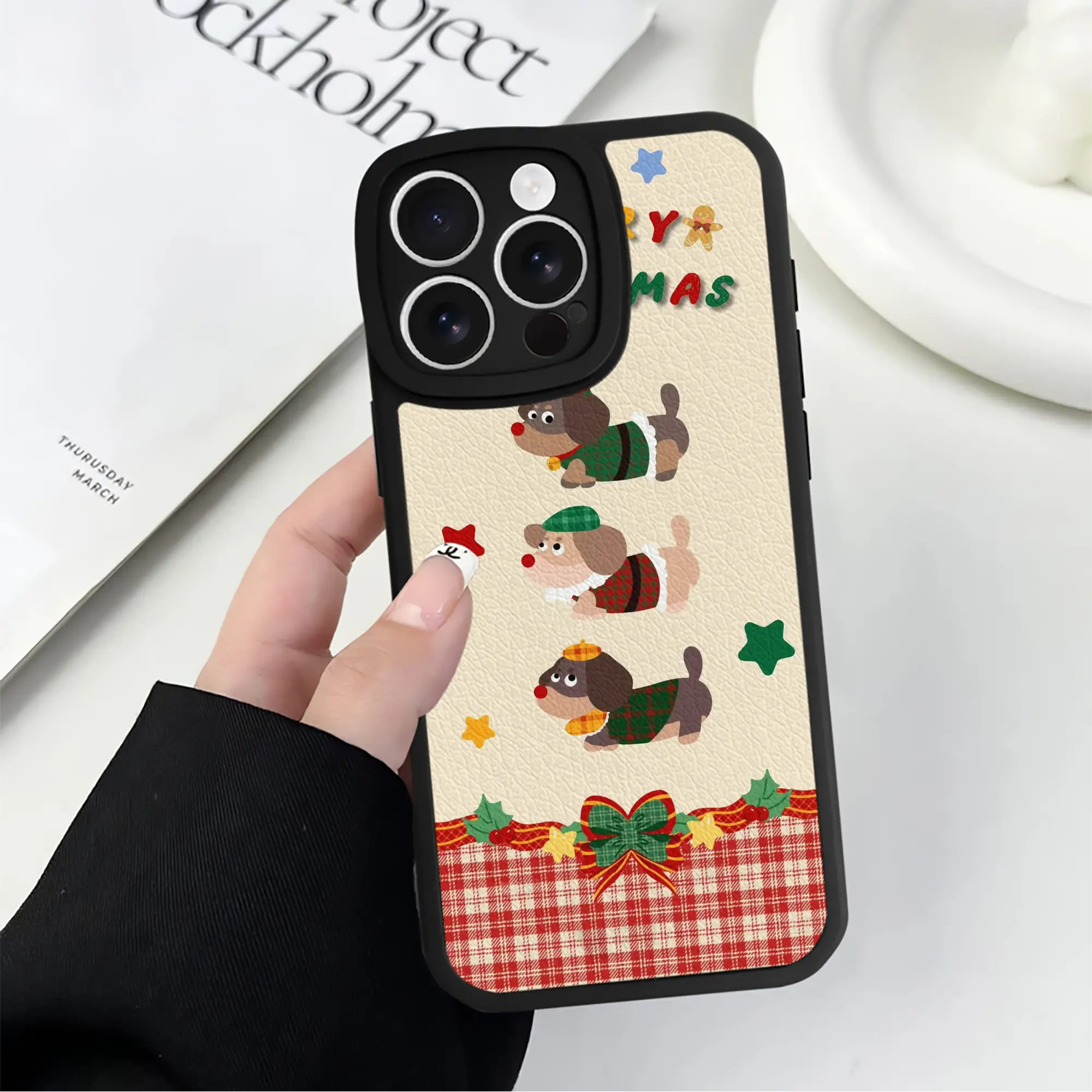 IPhone 16シリーズ対応 ・ シリコンスマホケース ・ レザー調 ・ 高精度フィット ・ 耐衝撃 ・ ワイヤレス充電対応 ・ 精密カット