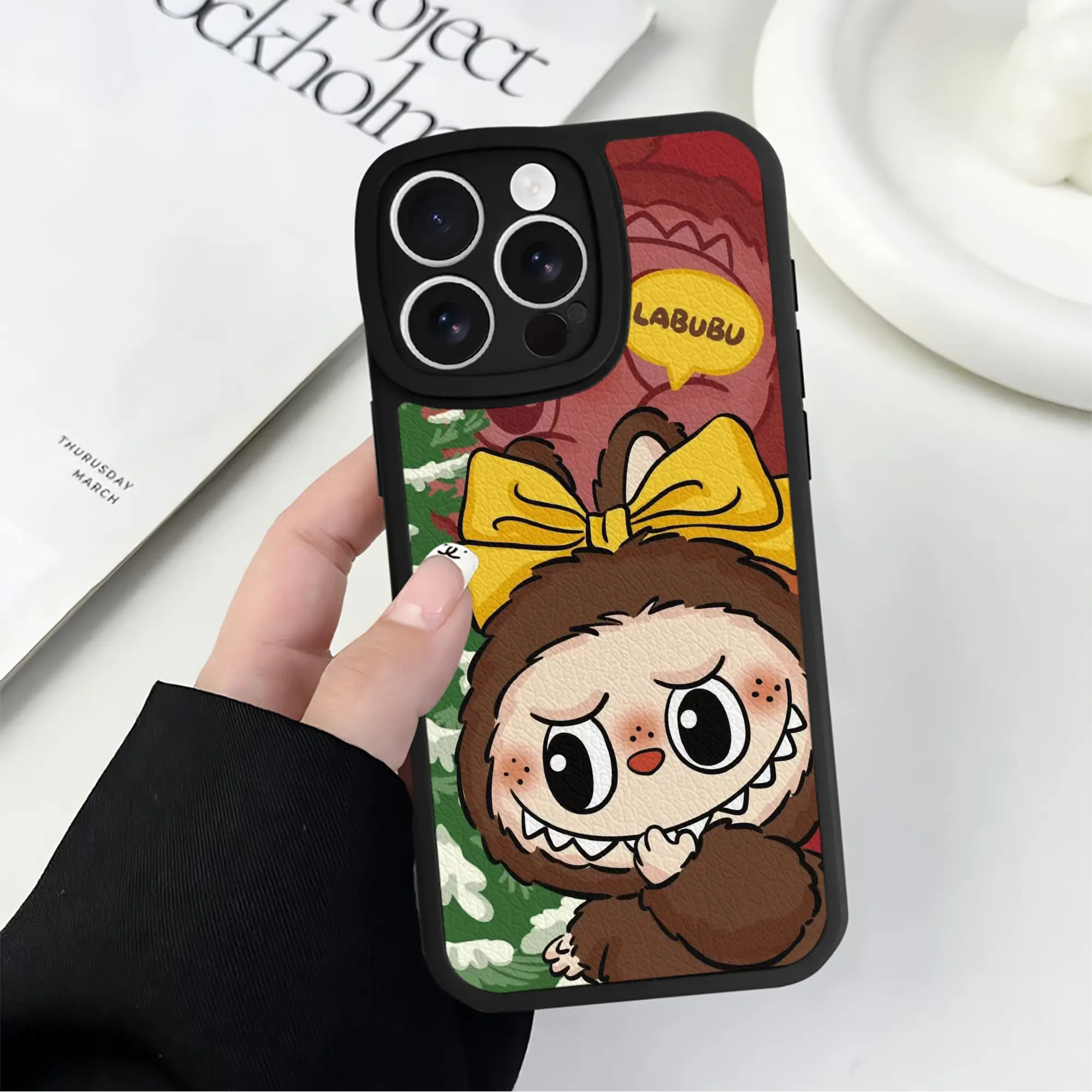 IPhone 16シリーズ対応 ・ シリコンスマホケース ・ レザー調 ・ 高精度フィット ・ 耐衝撃 ・ ワイヤレス充電対応 ・ 精密カット