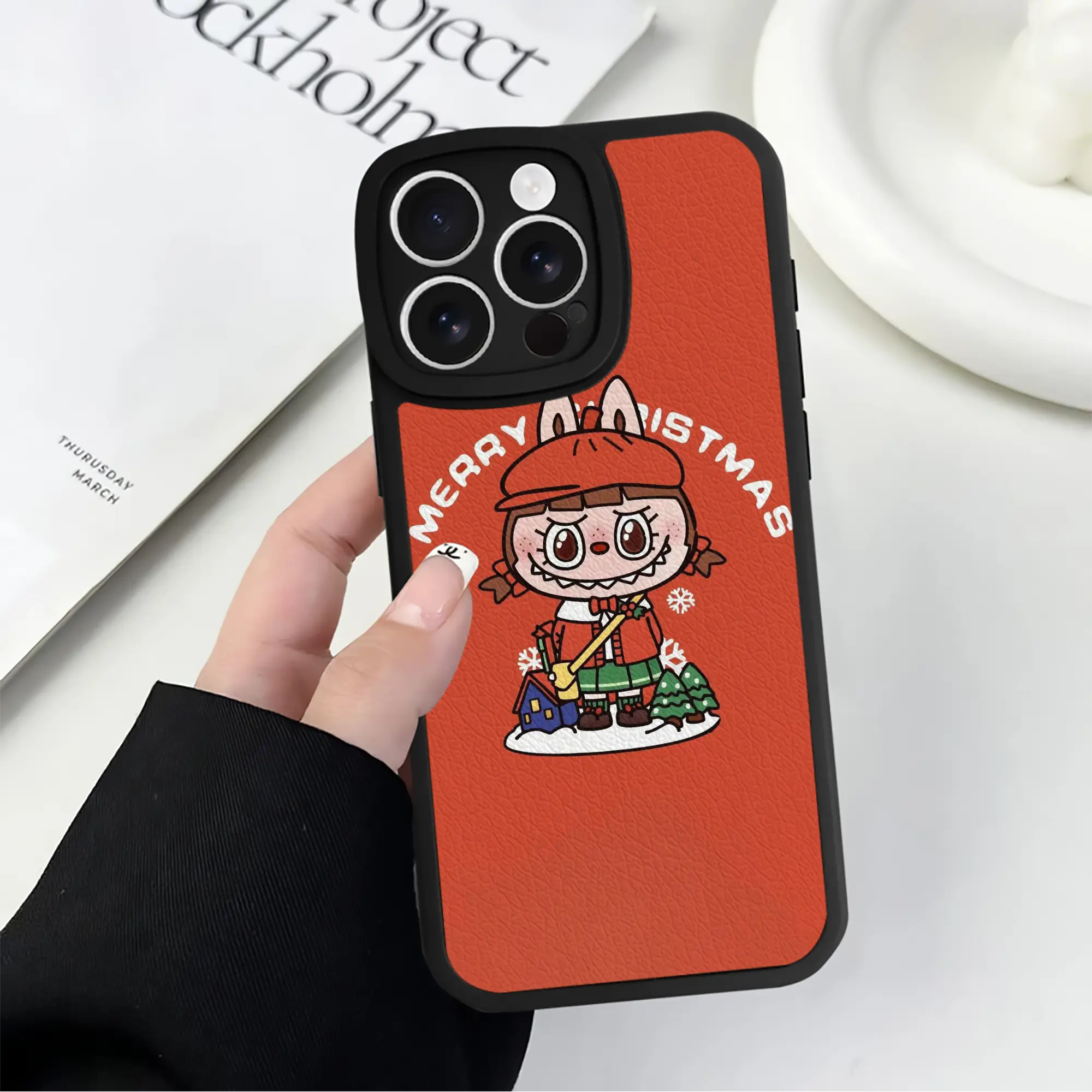 IPhone 16シリーズ対応 ・ シリコンスマホケース ・ レザー調 ・ 高精度フィット ・ 耐衝撃 ・ ワイヤレス充電対応 ・ 精密カット